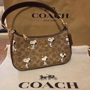 NWT Coach X Peanuts Teri Shoulder Bag In Signature Canvas With Snoopy Print